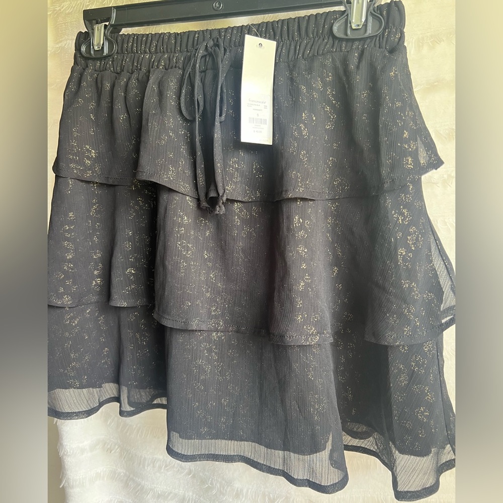 Black & Gold skirt. Elastic waist band so can fit most Mediums as well.